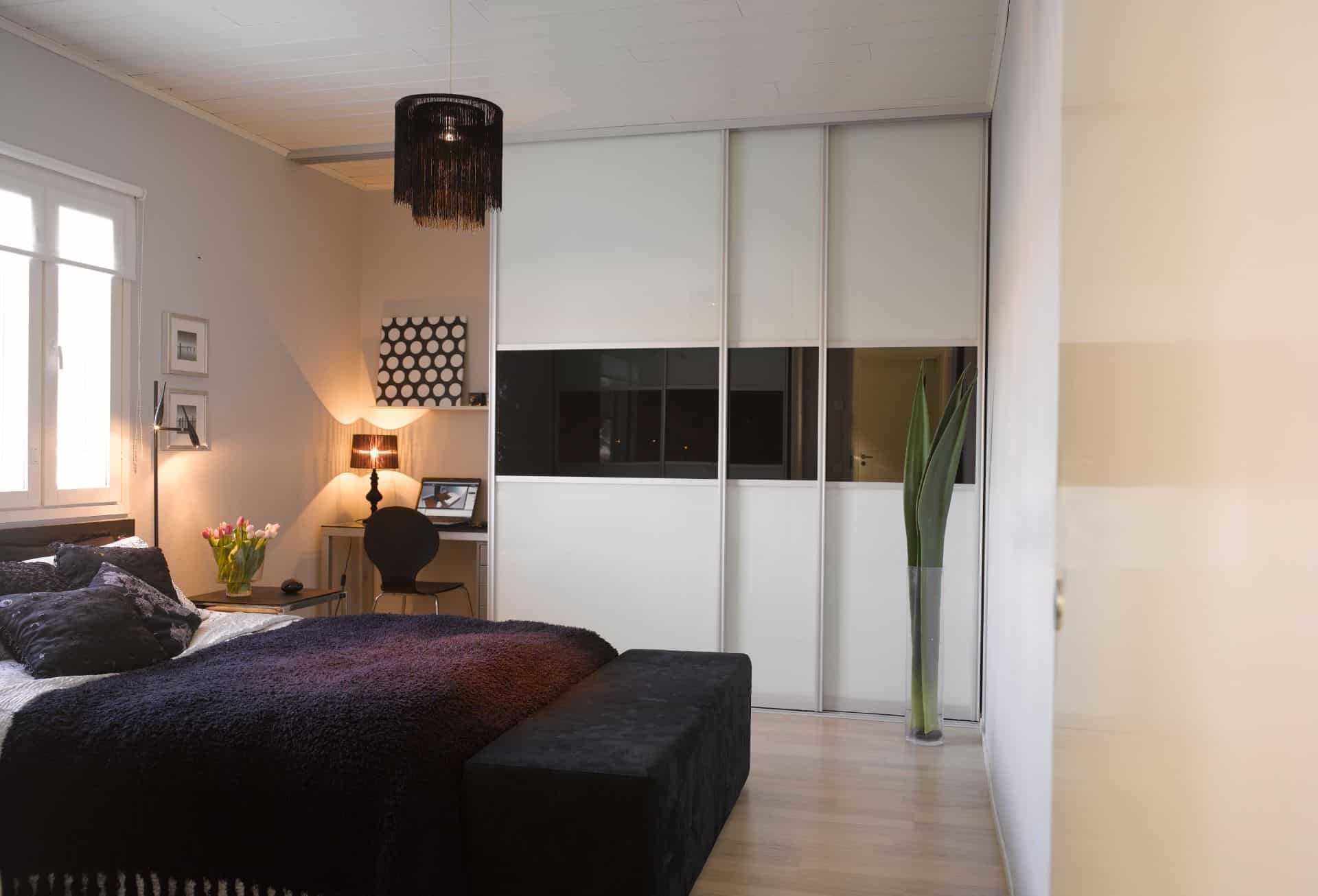 tilanjako-ovet huoneeseen